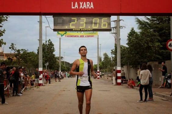 Mohamed Younes crossing the finish line in La Xara