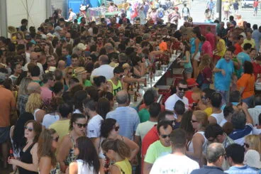 Multitud de gente en el baret dels bous a la mar