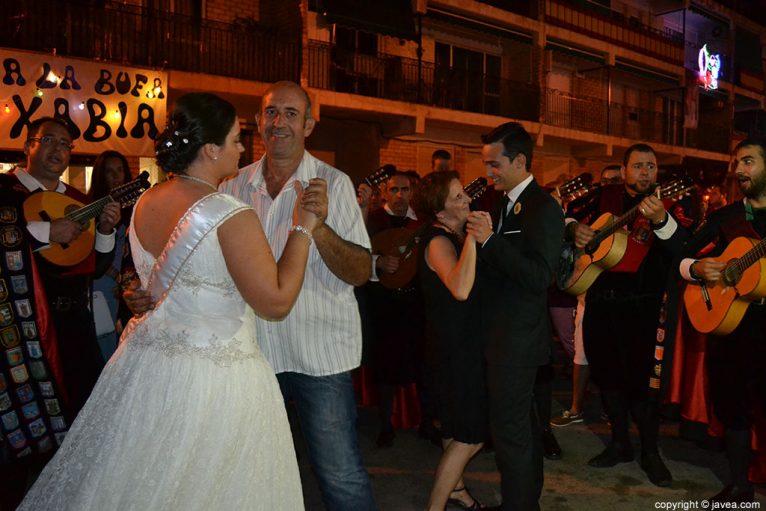 Noelia Ahuir Buigues y Eloy Costa Pedrós bailando con sus familiares en la ronda de la tuna de Xàbia