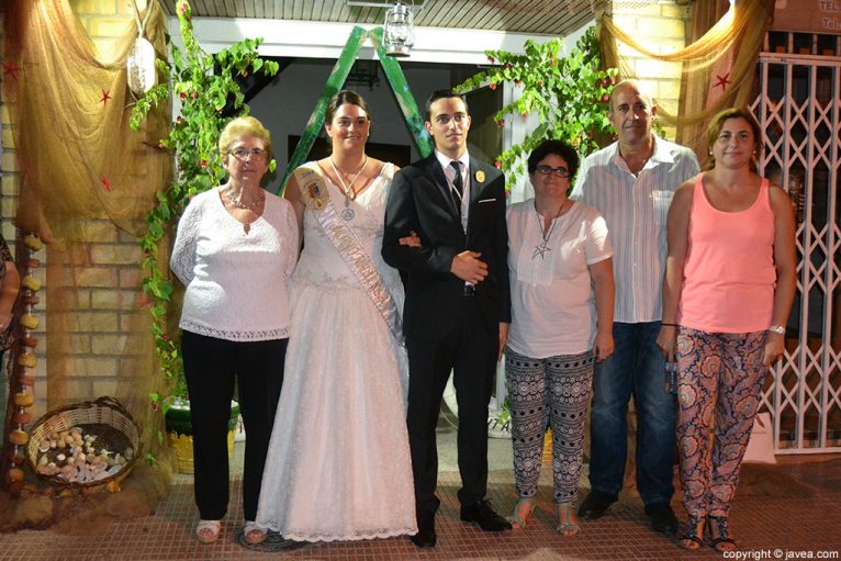 Noelia Ahuir Buigues y Eloy Costa Pedrós con familiares en la noche de la ronda