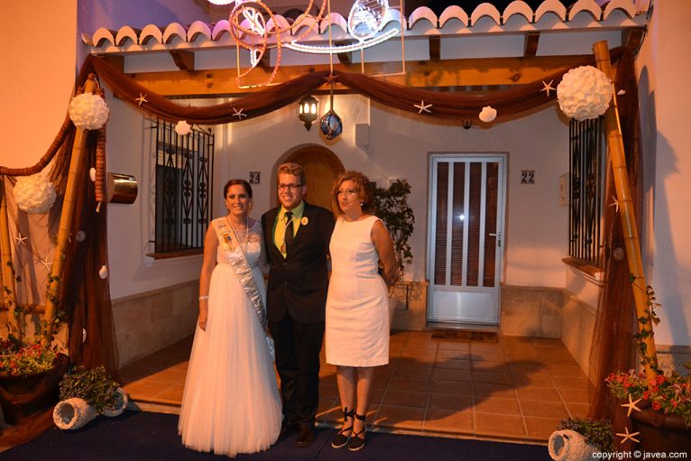 Noelia Moreno Fornes y Sergio Moreno Fornés con su madre en la noche de la ronda de la tuna
