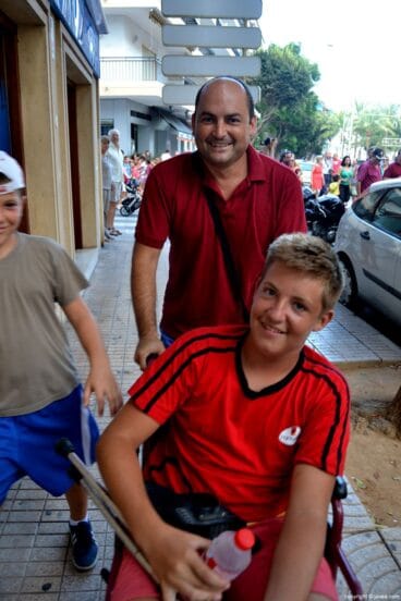 Pocos se quisieron perder el desfile de peñas