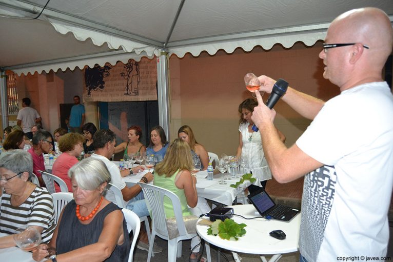 Raúl Caselles de la Bodega Miguel guiando la cata de vinos