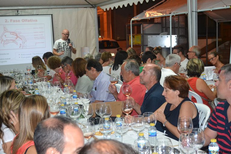 Raúl Caselles guiando la cata de vinos