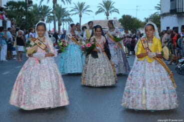 Representantes infantiles de Fogueres en la ofrenda a la Mare de Déu de Loreto