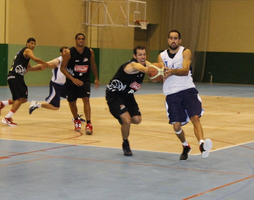Roma Bas entrenando con su equpipo del Palencia
