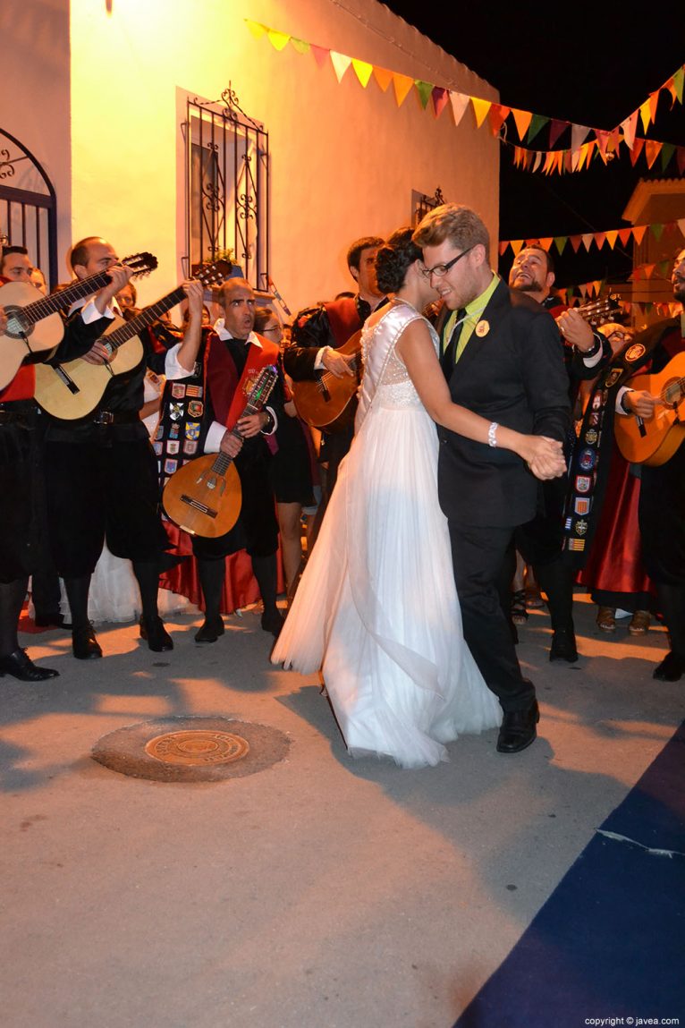 Sergio Moreno Fornés y Noelia Moreno Fornés bailando en la noche de la ronda