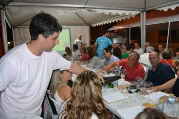 Sirviendo los vinos de la I Cata Mare de Déu de Loreto