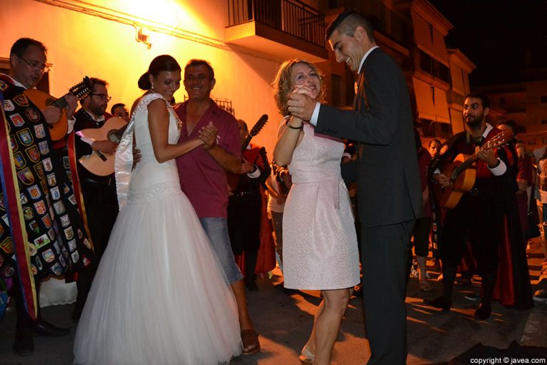 Teresa Buigues Ros y José David Bou Sala bailando con sus familiares