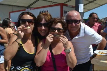 Vecinos de Xàbia en els bous a la mar