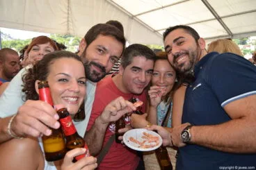 Vecinos del Poble Nou de Benitatxell en els bous a la mar de Xàbia