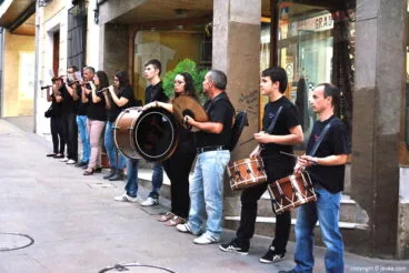 Tabaleters i dolçainers durante la acogida de la exposición