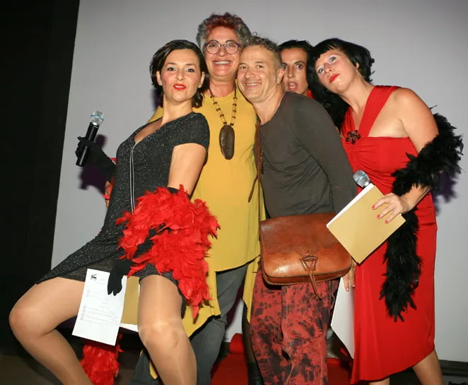 Unas actrices vestidas de cabareteras se encargaron de animar al público