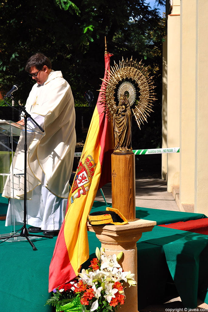 La imagen de la Virgen del Pilar y la bandera nacional presidieron la celebración