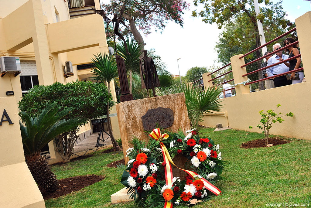 Ofrenda floral frente al monumento de los caídos