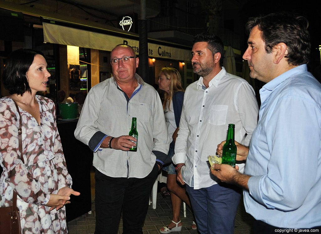 Yolanda Ponce y las autoridades que inauguraron la muestra