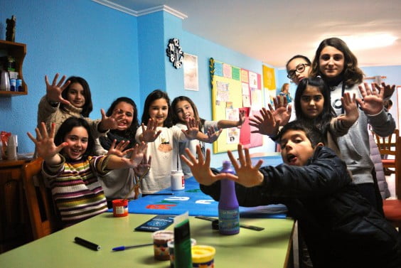 Los Juniors de Xàbia trabajando en una actividad solidaria en colaboración con Manos Unidas