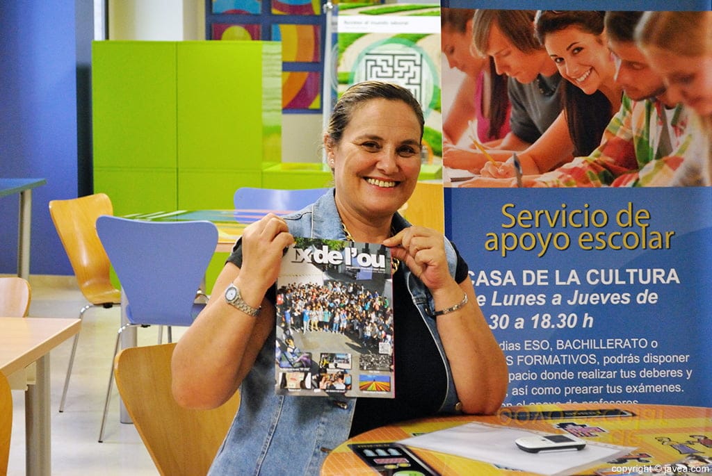 La edil Tere Bisquert sostiene la revista Ix de l'ou que edita Monjove