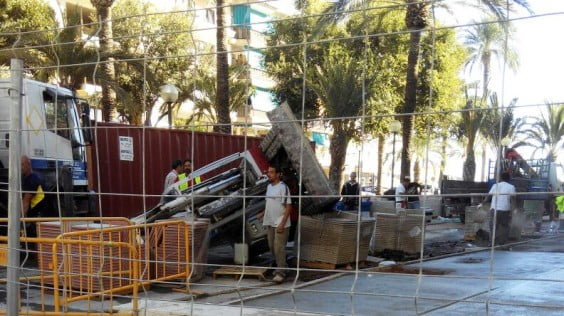 Máquina accidentada en las Obras de la avenida Jaime I