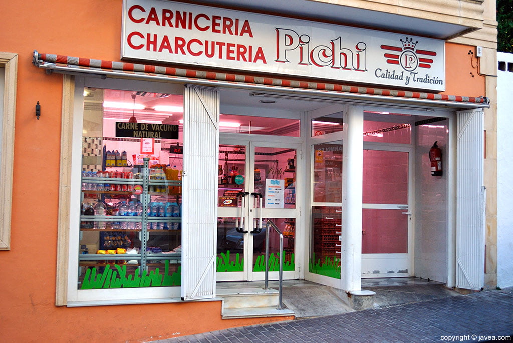 La carnicería y charcutería Casa Pichi se encuentra en Xàbia cerca de la Plaza de la Constitución