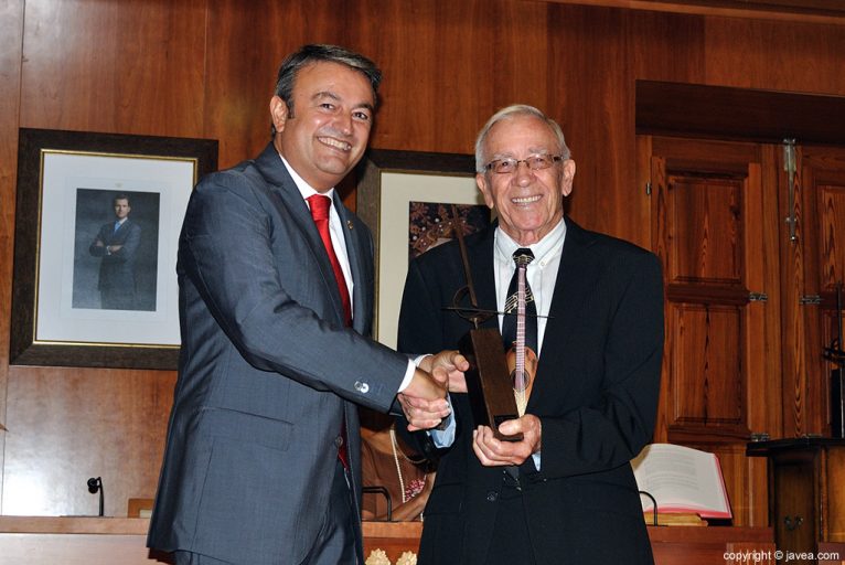 El alcalde de Xàbia, José Chulvi, hace entrega del premio al conocido guitarrista local