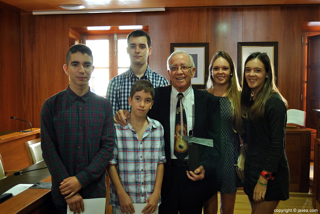 Antonio Erades junto a sus nietos