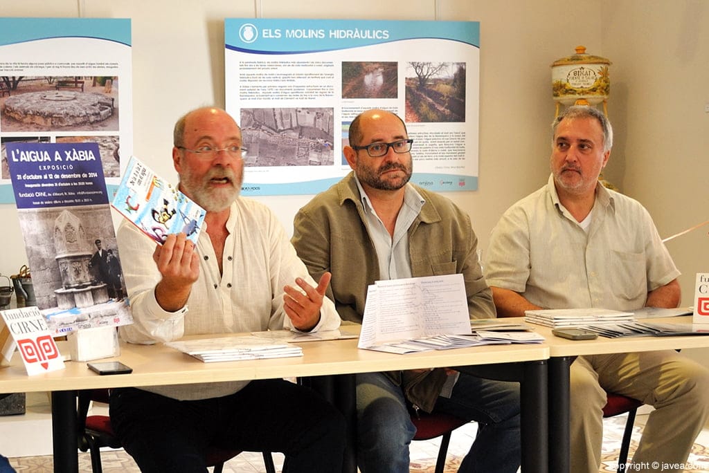 Los responsables de Cirne y Amjasa durante la presentación de la exposición