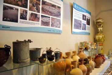 La muestra recoge la trayectoria del agua potable en Jávea a través de paneles y objetos cotidianos