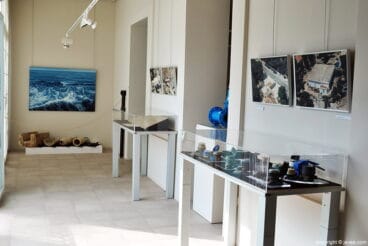 La muestra recoge la trayectoria del agua potable en Jávea a través de paneles y objetos cotidianos