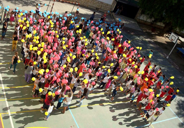 Los niños del CEIP Vicente Tena hicieron una senyera con globos para conmemorar la fecha