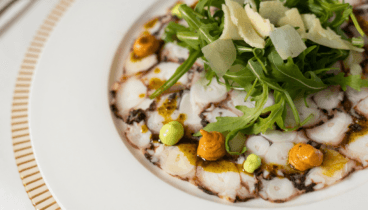 Crpaccio de pulpo con reducción d verduras y parmesano
