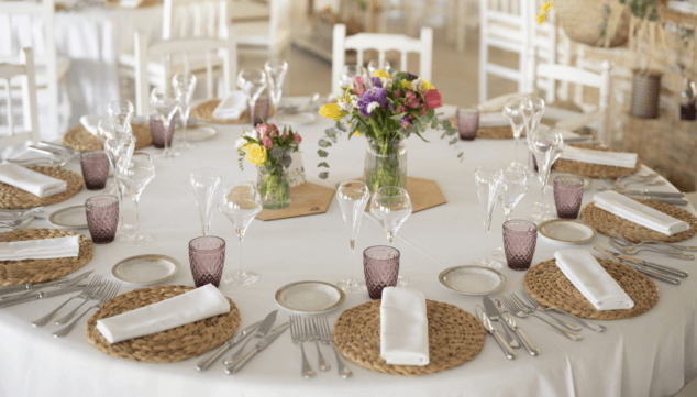Imagen: Montaje de mesa vestida con decoración elegante para banquetes