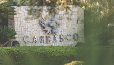 Pared exterior de piedra con el rótulo emblemático de Salones Carrasco
