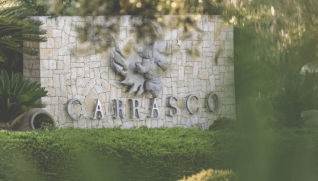 Imagen: Pared exterior de piedra con el rótulo emblemático de Salones Carrasco