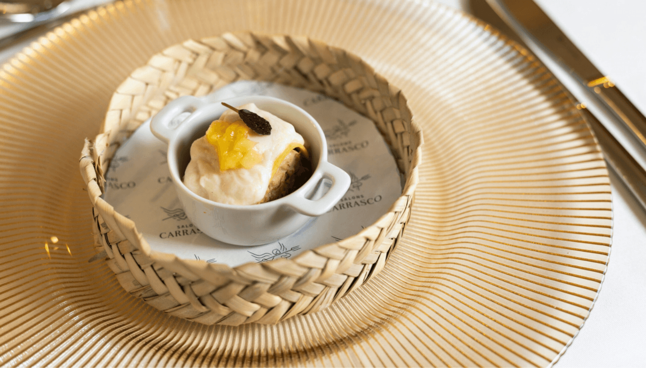 Presentación gourmet para platos de eventos corporativos