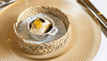 Presentación gourmet para platos de eventos corporativos
