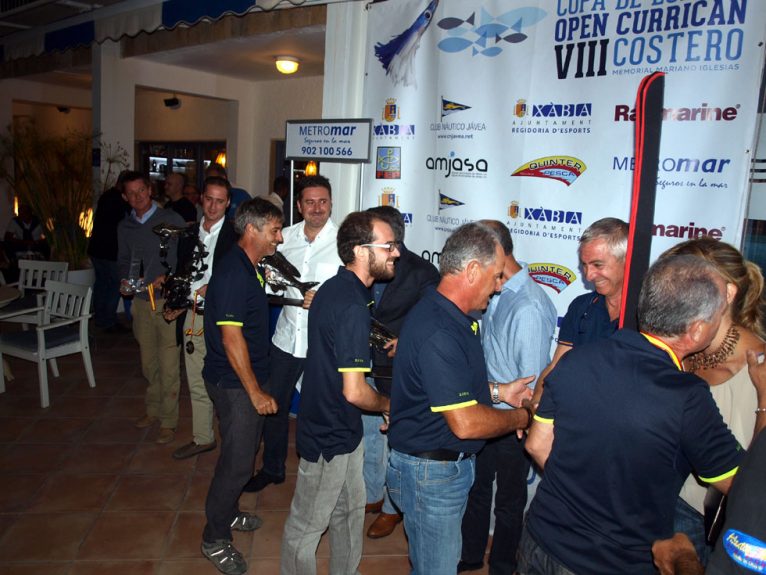 Los tripulantes del Blaucat saludan a las autoridades durante la entrega de premios