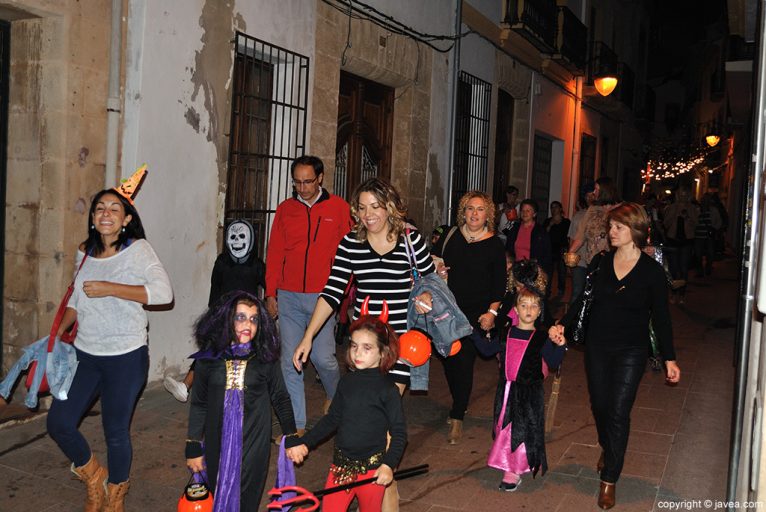 El pasacalle infantil de Halloween recorrió las principales calles del Centro Histórico