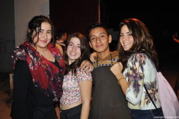 Mucha gente joven participando en la discomóvil