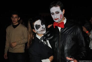 Pareja disfrazada de personajes de las películas de terror
