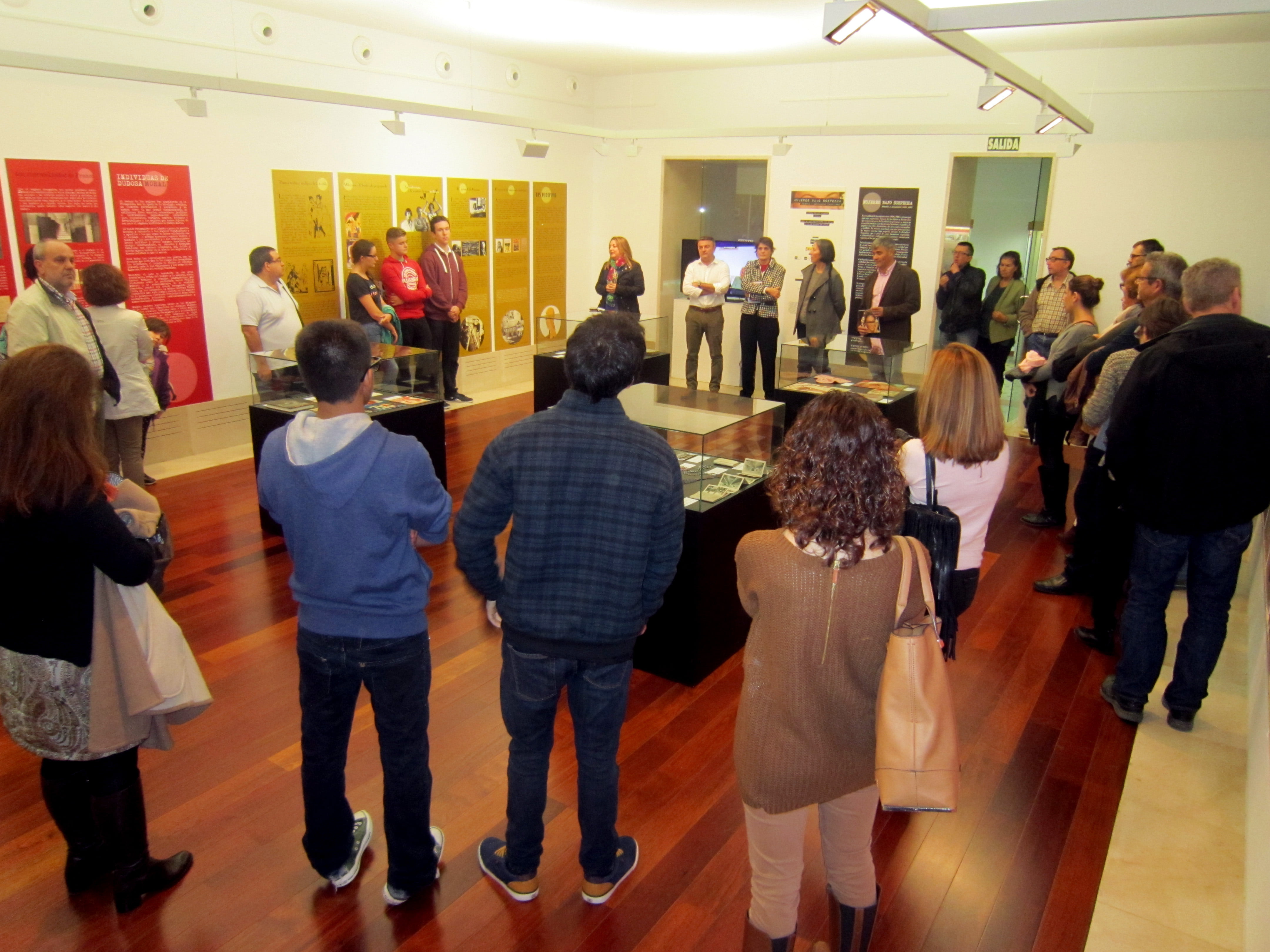 Inauguración exposición "Mujeres Bajo Sospecha"