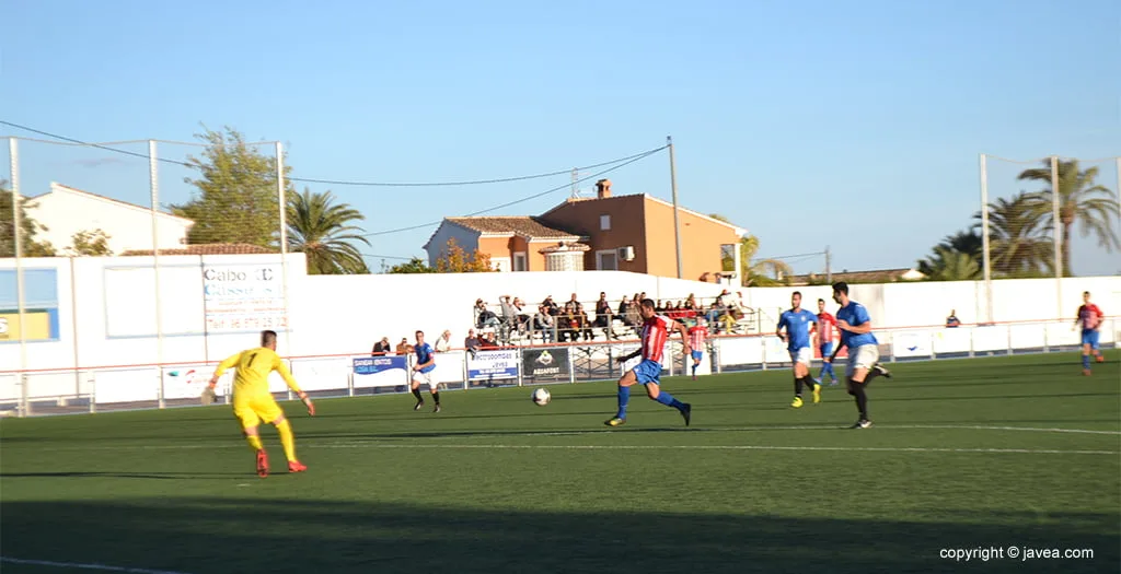 Javi en el momento de rematar a gol