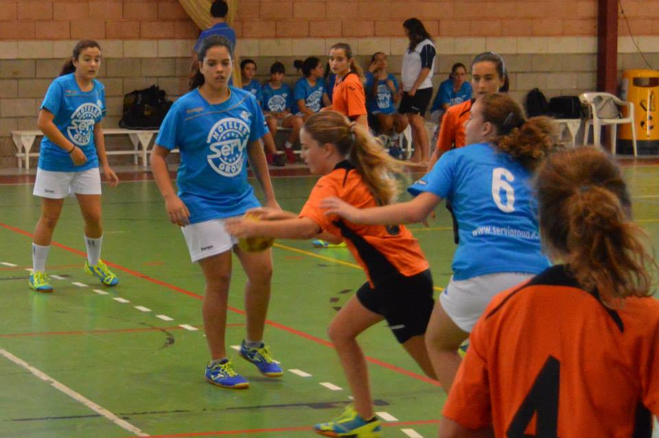 Lanzamiento de un jugadora del Club Handbol Xàbia