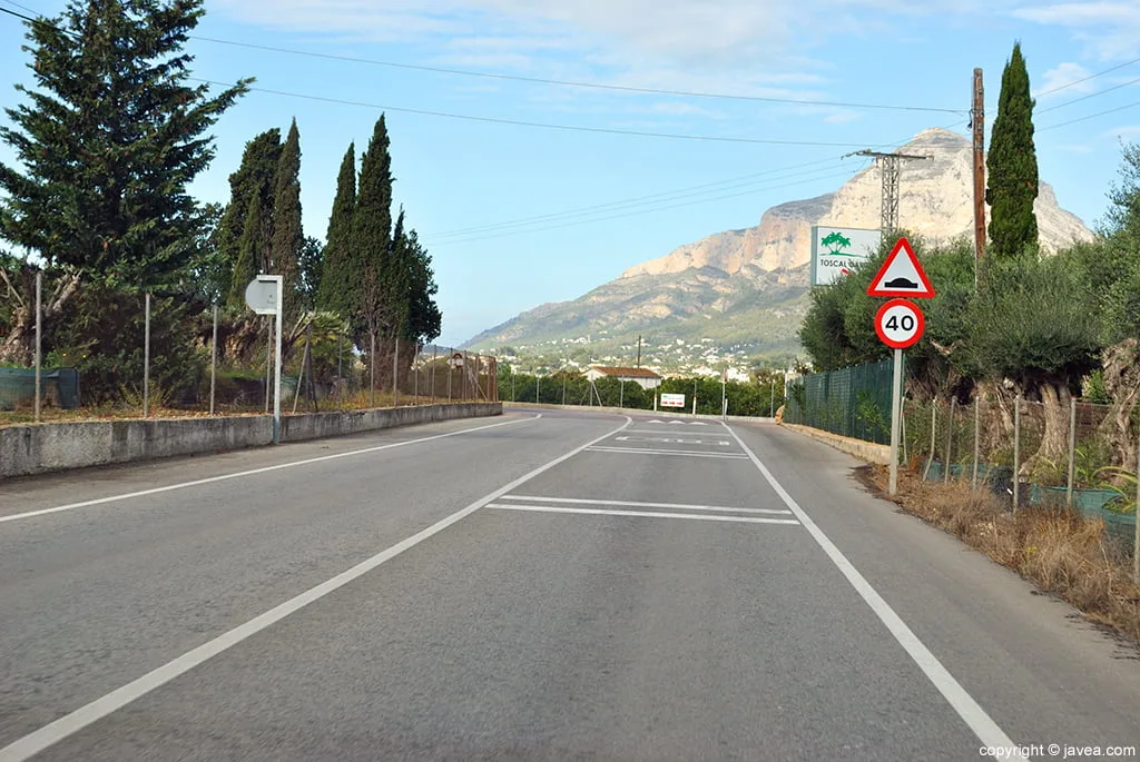 El Camí Cabanes a la altura de uno de los muchos viveros que se encuentran en la zona