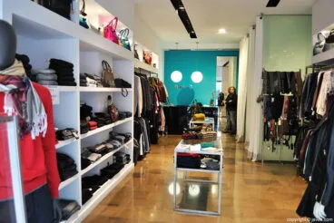 Pepa G en la calle Santísimo Cristo del Mar de Jávea