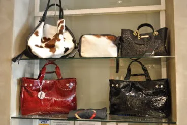 Texturas, materiales únicos que hacen de los bolsos de Pepa G piezas únicas