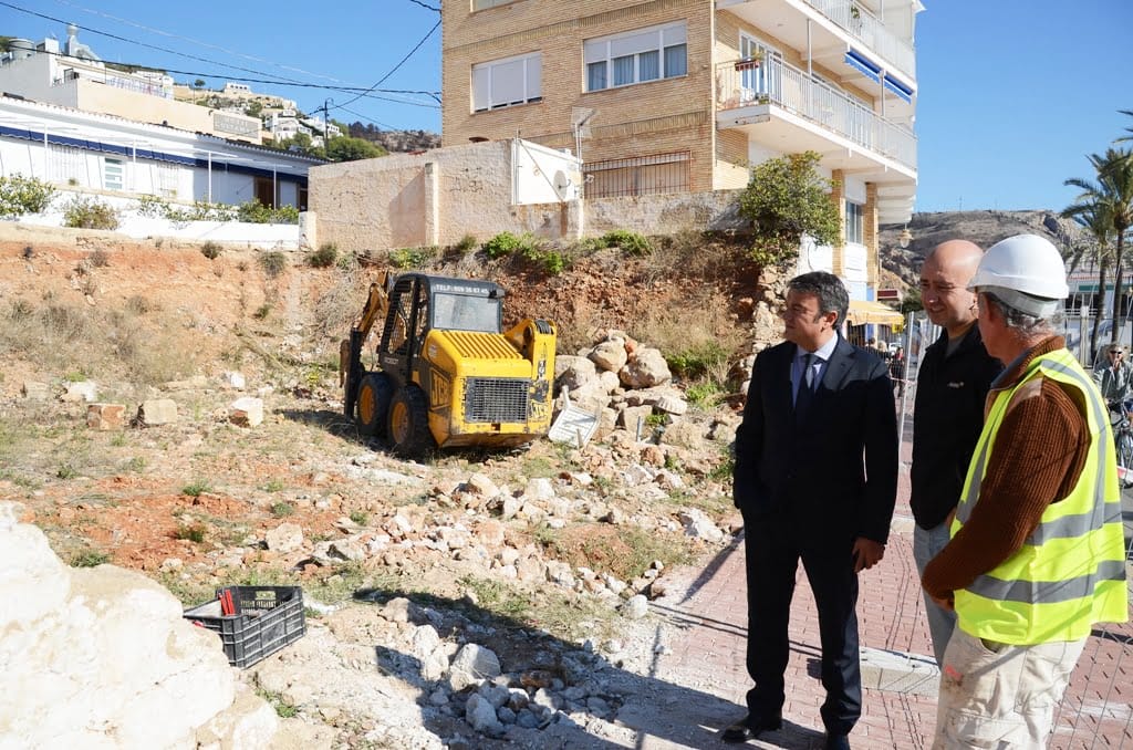 El alcalde José Chulvi y el concejal de Obras Paco Torres, visitan el solar