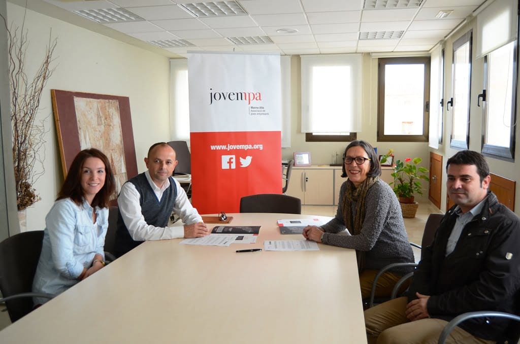 Los representantes de JOVEMPA de la Marina Alta firman el acuerdo con Cultura