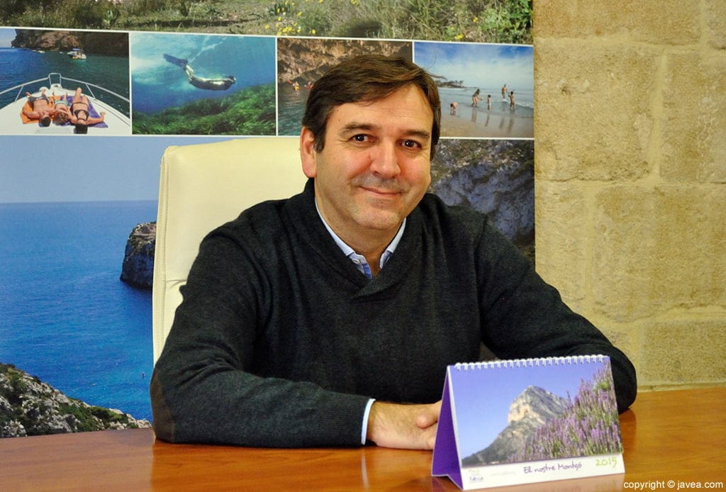 El concejal de Turismo, Toni Miragall, con el calendario