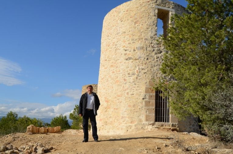 El regidor Antonio Miragall al molí restaurat de Xabia